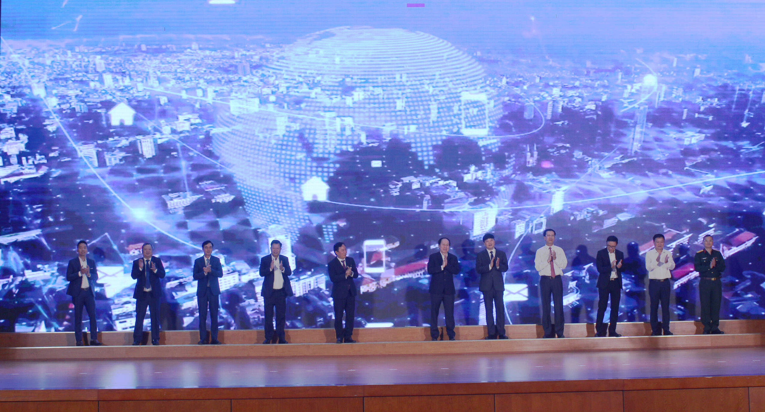 Lãnh đạo thành phố, quận và đại diện Công ty Song Nam thực hiện nghi thức khởi động.