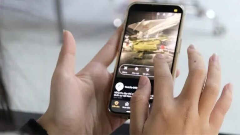 Người tham quan truy cập không gian ảo Bảo tàng Lịch sử Quân sự Việt Nam qua ứng dụng trên smartphone