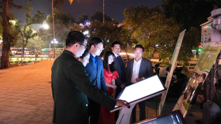 Khách tham quan trải nghiệm dự án mô phỏng hành trình chiến đấu và trưởng thành của Quân đội Nhân dân Việt Nam bằng công nghệ thực tế ảo. Ảnh: Khánh An