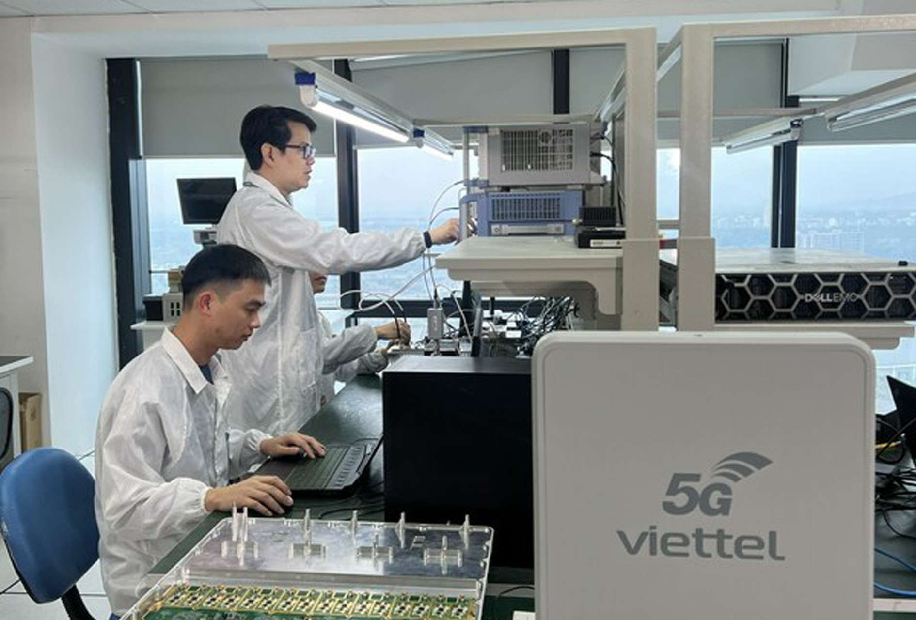 Viettel sản xuất các thiết bị 5G Make In Viet Nam. Ảnh: PV 