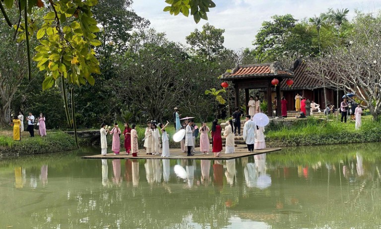 Các bạn trẻ chụp hình trong khuôn viên bảo tàng Áo dài