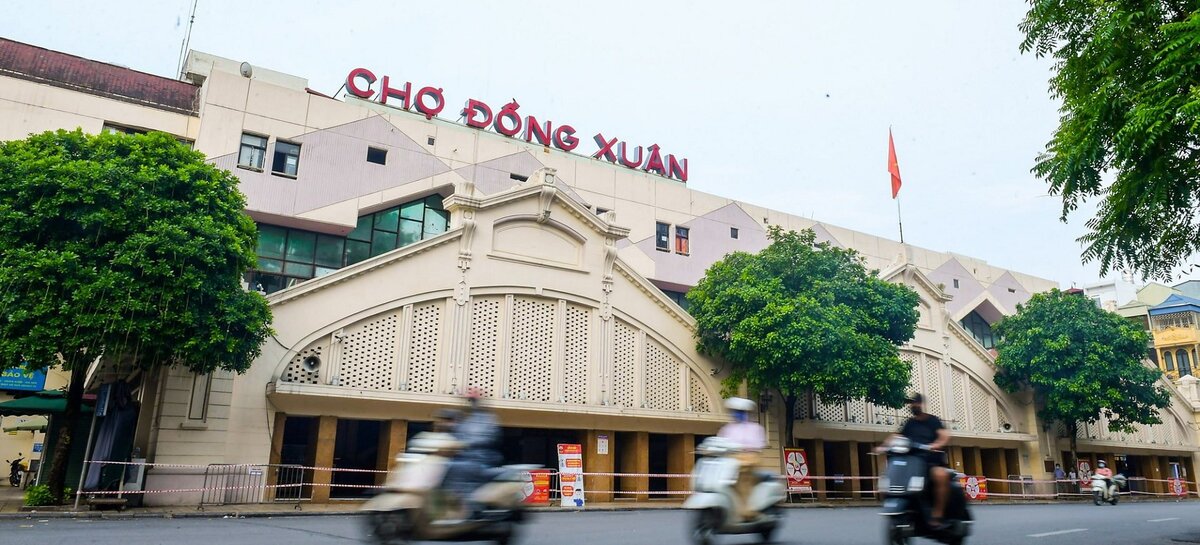 Chợ Đồng Xuân tọa lạc tại trung tâm phố cổ Hà Nội, thuộc phường Đồng Xuân, quận Hoàn Kiếm