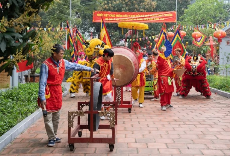 Lễ hội tại Đình Hào Nam