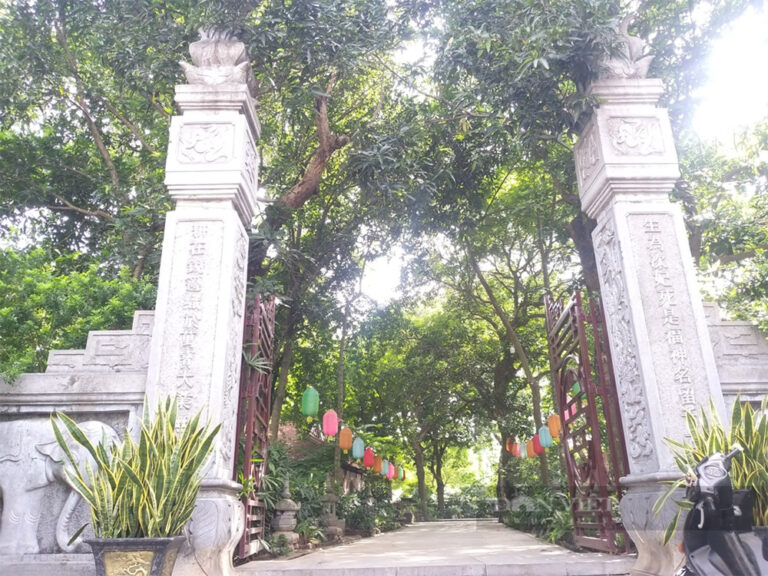 Tham quan Miếu Cổ Vạn Phúc
