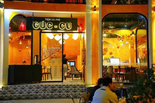 Tiệm Cafe Cuc Cu là địa điểm lý tưởng cho những ai yêu thích không gian ấm cúng và phong cách trang trí độc đáo.