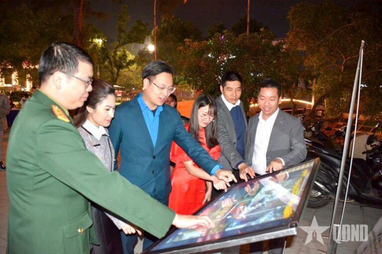 Người dân trải nghiệm Dự án mô phỏng hành trình chiến đấu và trưởng thành của Quân đội nhân dân Việt Nam bằng công nghệ thực tế ảo.