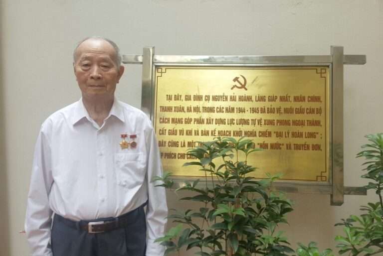 Ông Nguyễn Hải Hào (con trai cụ Hoành) bên tấm bảng di tích nhà cụ Nguyễn Hải Hoành (ảnh sưu tầm)