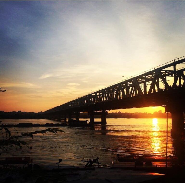 Ngắm hoàng hôn trên cầu Chương Dương