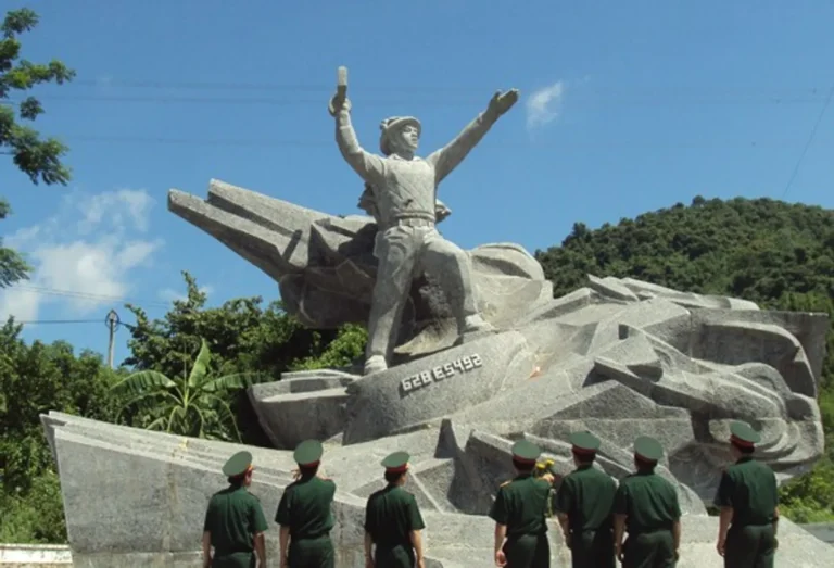 Tượng đài Anh hùng Cù Chính Lan, Cao Phong, Hoà Bình