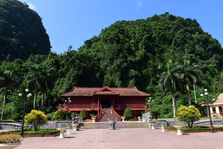 Tham quan nhà tưởng niệm chủ tịch Hồ Chí Minh, Nà Lạn, Cao Bằng