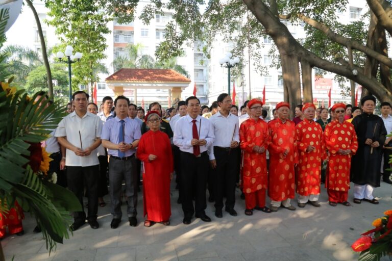 Đoàn lãnh đạo dâng hương tại Khu di tích Bác Hồ thăm Kiều Mai