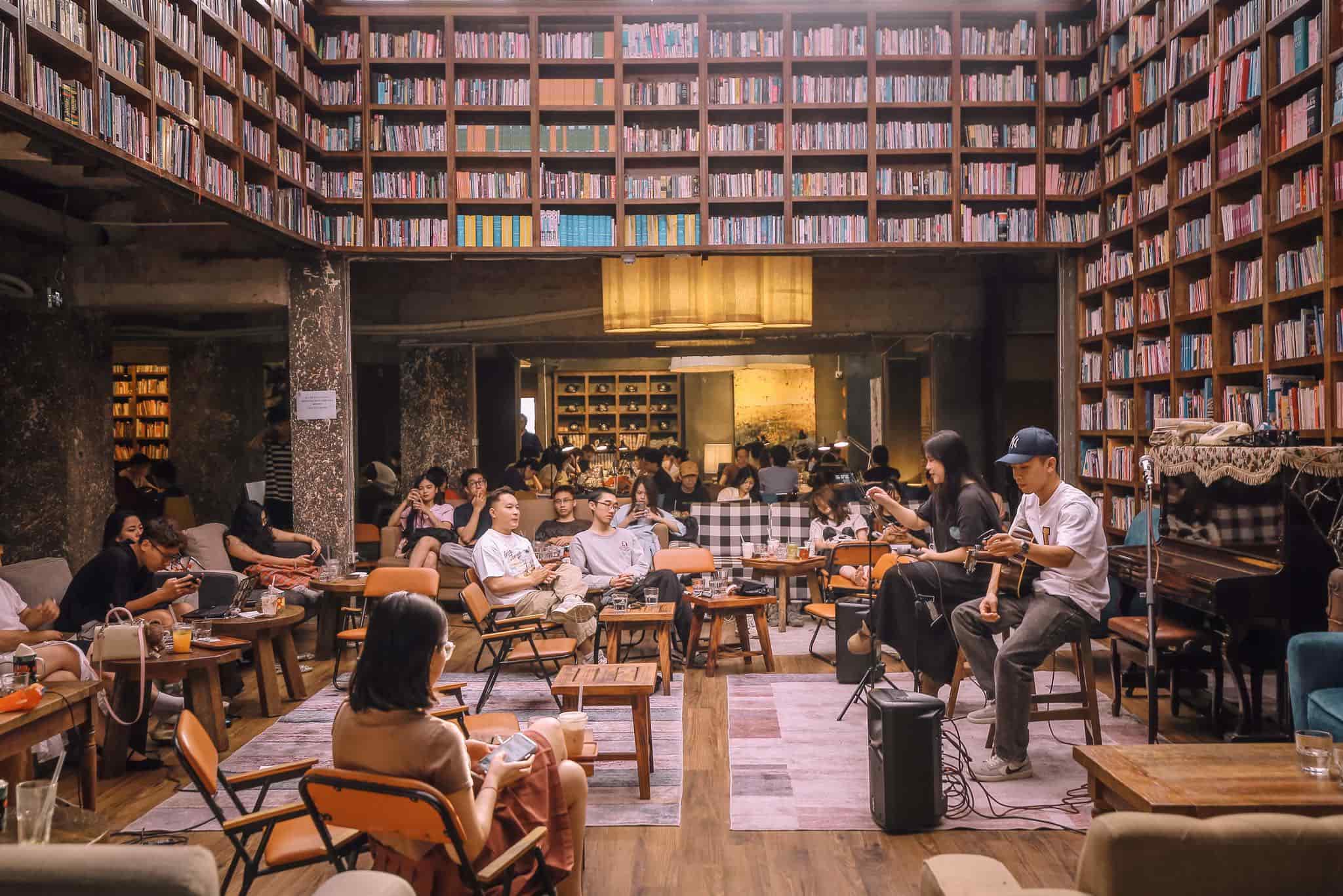 Thưởng thức đồ uống và đắm mình trong không gian tại Tiny Cafe