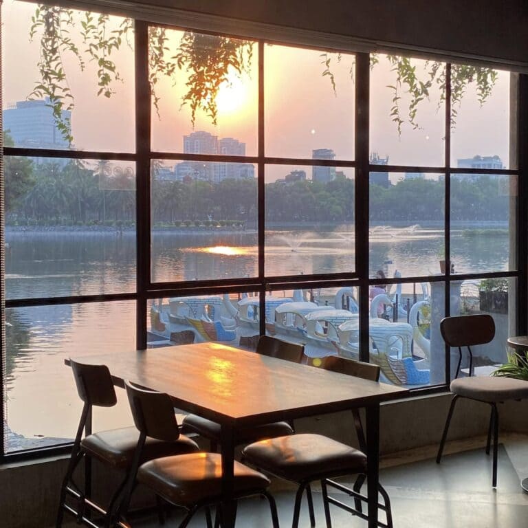 The Sipping Bar Waterfront sở hữu góc view ngắm trọn hoàng hôn Hà Nội