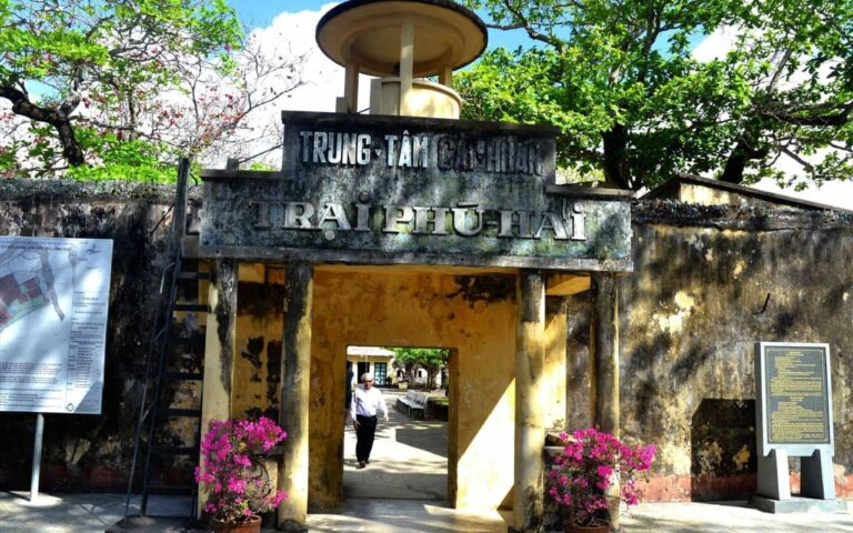 Tham quan trại Phú Hải Côn Đảo