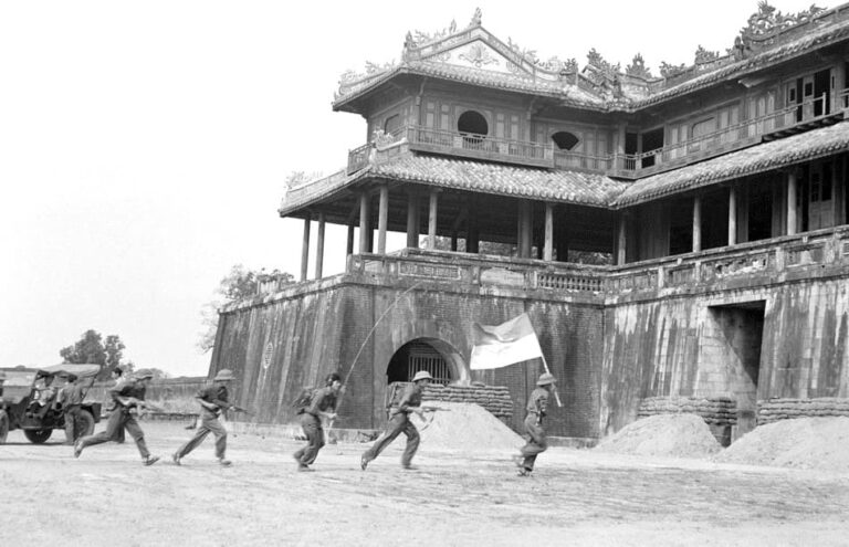 Quân giải phóng Trị Thiên tiến vào Ngọ Môn Huế trong khí thế rực lửa