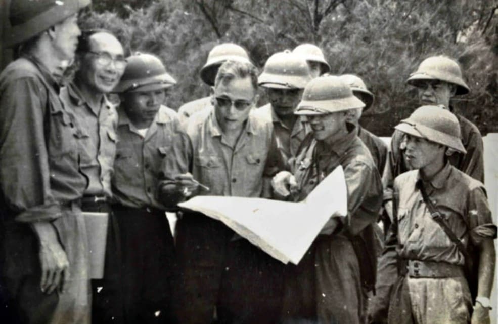 Thời cơ chiến dịch đến sớm hơn sự kiến, ngày 18/3/1975, Bộ Chính trị đã họp khẩn và quyết định điều chỉnh quyết tâm chiến lược.