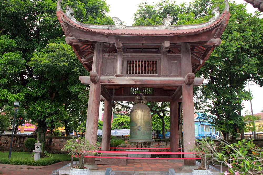 Lầu Chuông là công trình kiến trúc nổi bật tọa lạc tại khu nhà Thái Học, trung tâm đào tạo nhân tài của cả nước dưới thời phong kiến