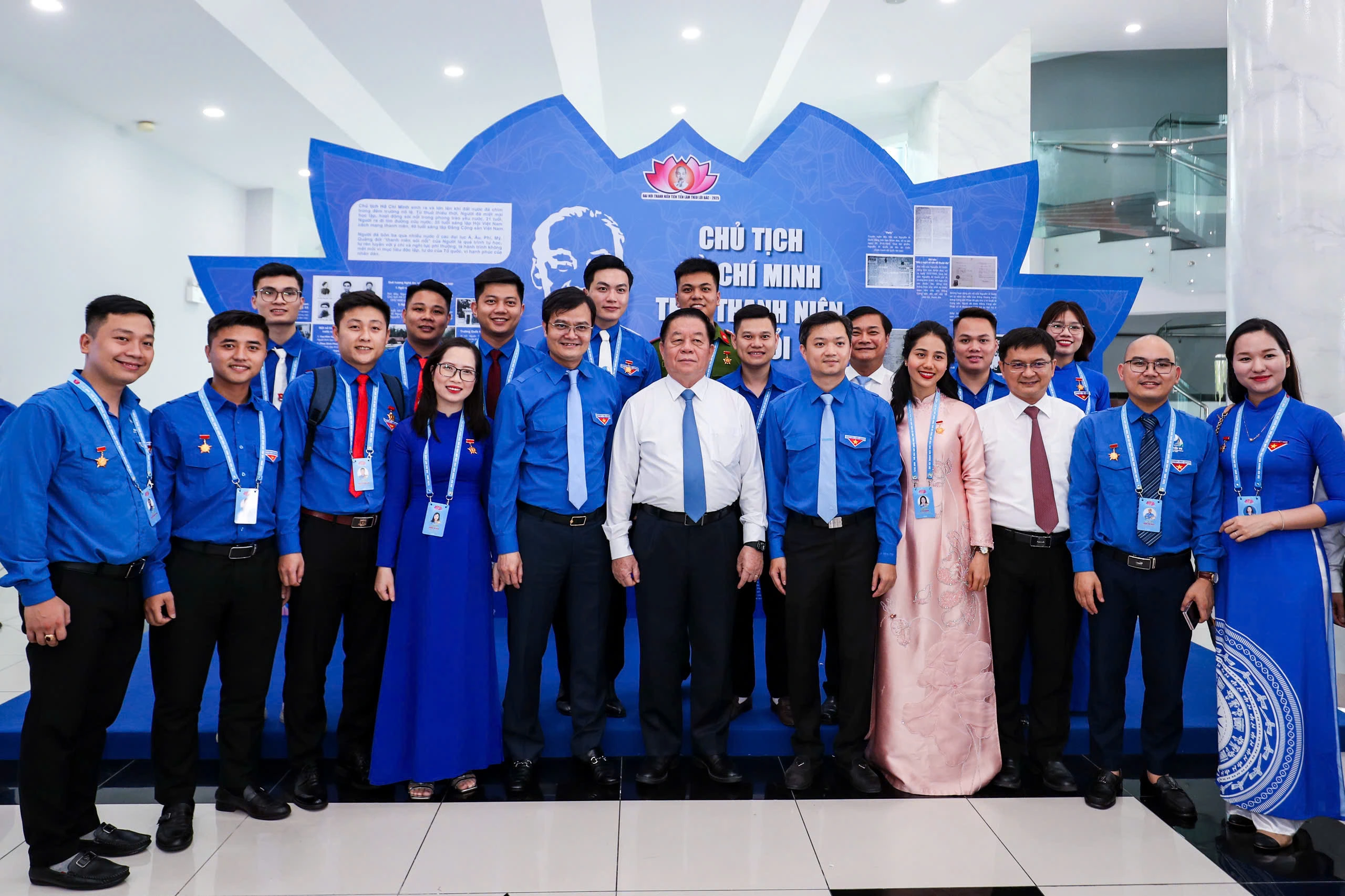 Các vị lãnh đạo cùng đại biểu thanh niên tiên tiến chụp ảnh lưu niệmẢNH: NHẬT THỊNH