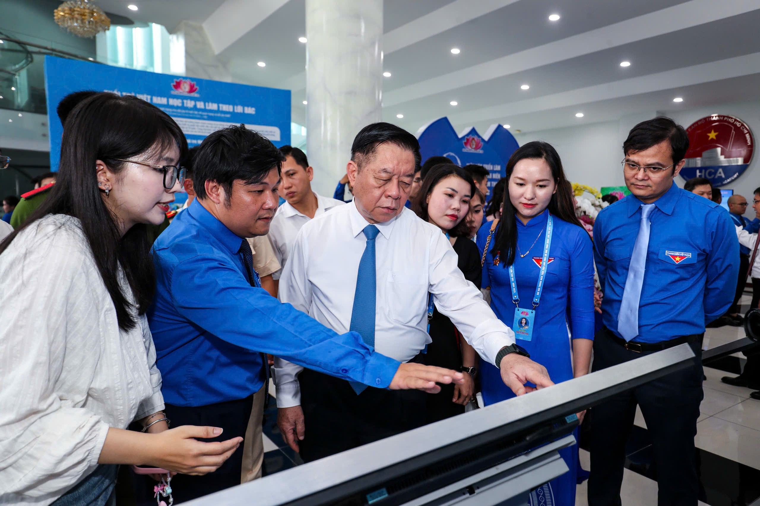 Ông Nguyễn Trọng Nghĩa, Ủy viên Bộ Chính trị, Bí thư T.Ư Đảng, Trưởng ban Tuyên giáo và Dân vận T.Ư và anh Bùi Quang Huy (bìa phải), Ủy viên dự khuyết T.Ư Đảng, Bí thư thứ nhất T.Ư Đoàn tham quan triển lãm Thanh niên tiên tiến làm theo lời Bác