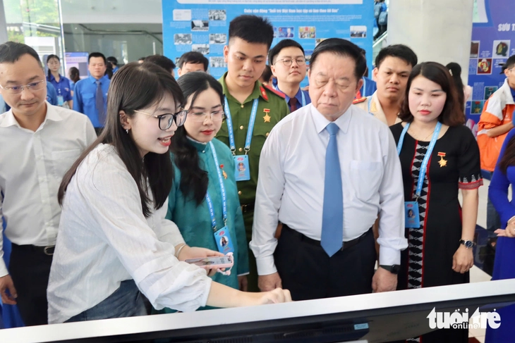 Ông Nguyễn Trọng Nghĩa - ủy viên Bộ Chính trị, bí thư Trung ương Đảng, trưởng Ban Tuyên giáo và Dân vận Trung ương - tham quan triển lãm Thanh niên tiên tiến làm theo lời Bác - Ảnh: LÊ HUY