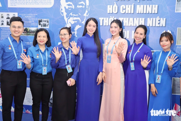 Đại biểu Huỳnh Thị Thanh Thủy (giữa) rạng rỡ trong tà áo dài tại lễ tuyên dương - Ảnh: LÊ HUY