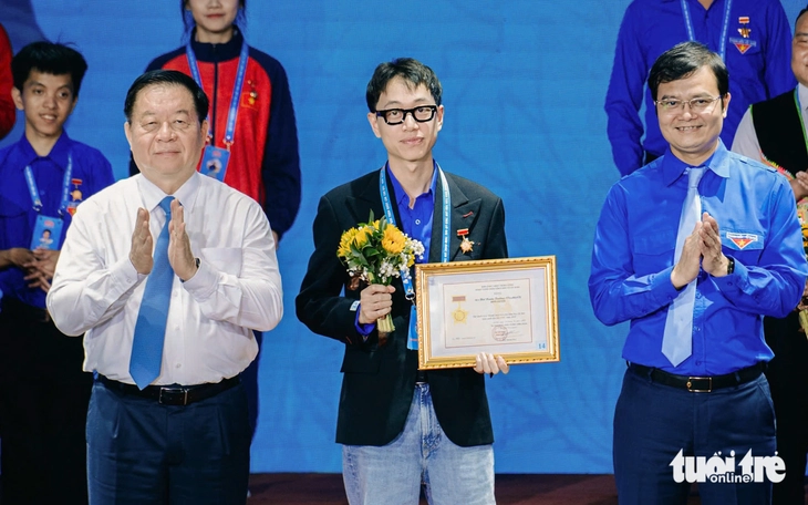 Rapper Double 2T là một trong 80 đại biểu thanh niên tiên tiến làm theo lời Bác lên sân khấu nhận bằng khen - Ảnh: THANH HIỆP