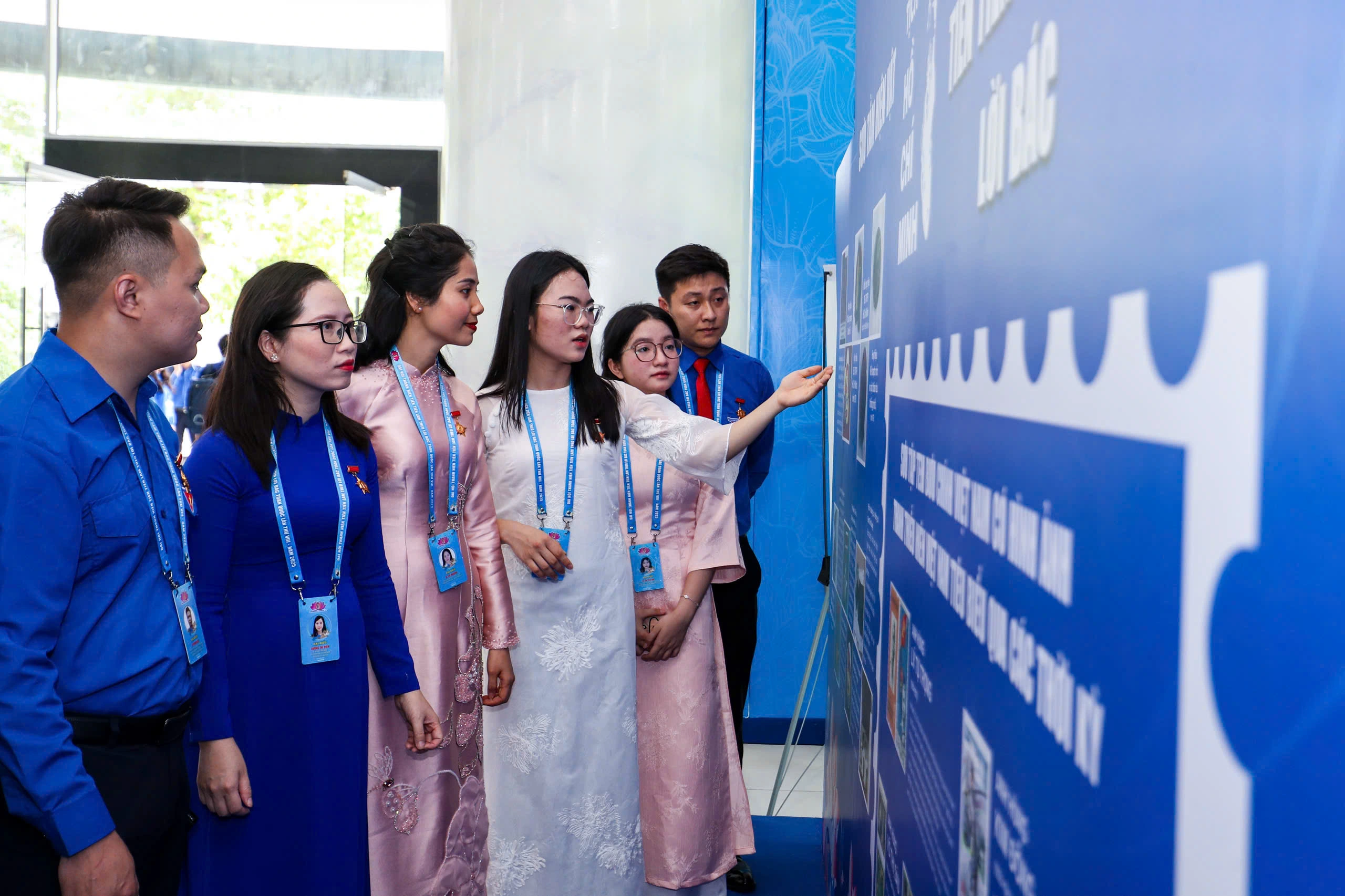 Các đại biểu tham quan triển lãm Thanh niên tiên tiến làm theo lời BácẢNH: NHẬT THỊNH
