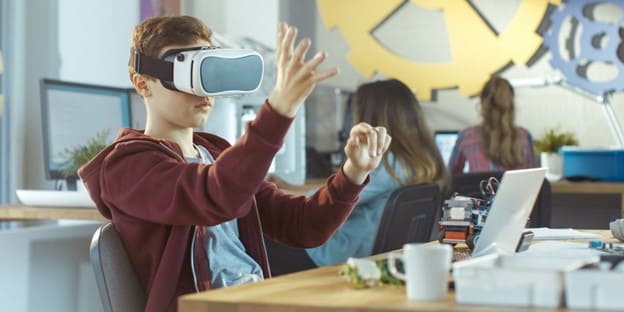 Công nghệ thực tế ảo VR đang tạo nên sự thay đổi đáng kể trong lĩnh vực giáo dục bằng cách mang đến trải nghiệm học tập sống động và tương tác cao.