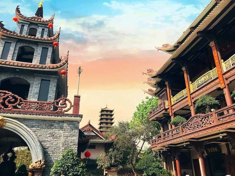 Vào những năm đầu thế kỷ XX, thiền viện Thiên Hưng được xây dựng trên đỉnh núi Cấm – Địa điểm linh thiêng thuộc tỉnh Bình Định
