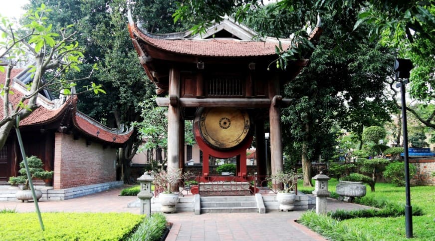 Lầu Trống xây dựng theo lối kiến trúc gỗ truyền thống, kết cấu mái chồng diêm, lớp ngói mũi hài, thể hiện rõ đặc trưng của kiến trúc cổ Việt Nam.