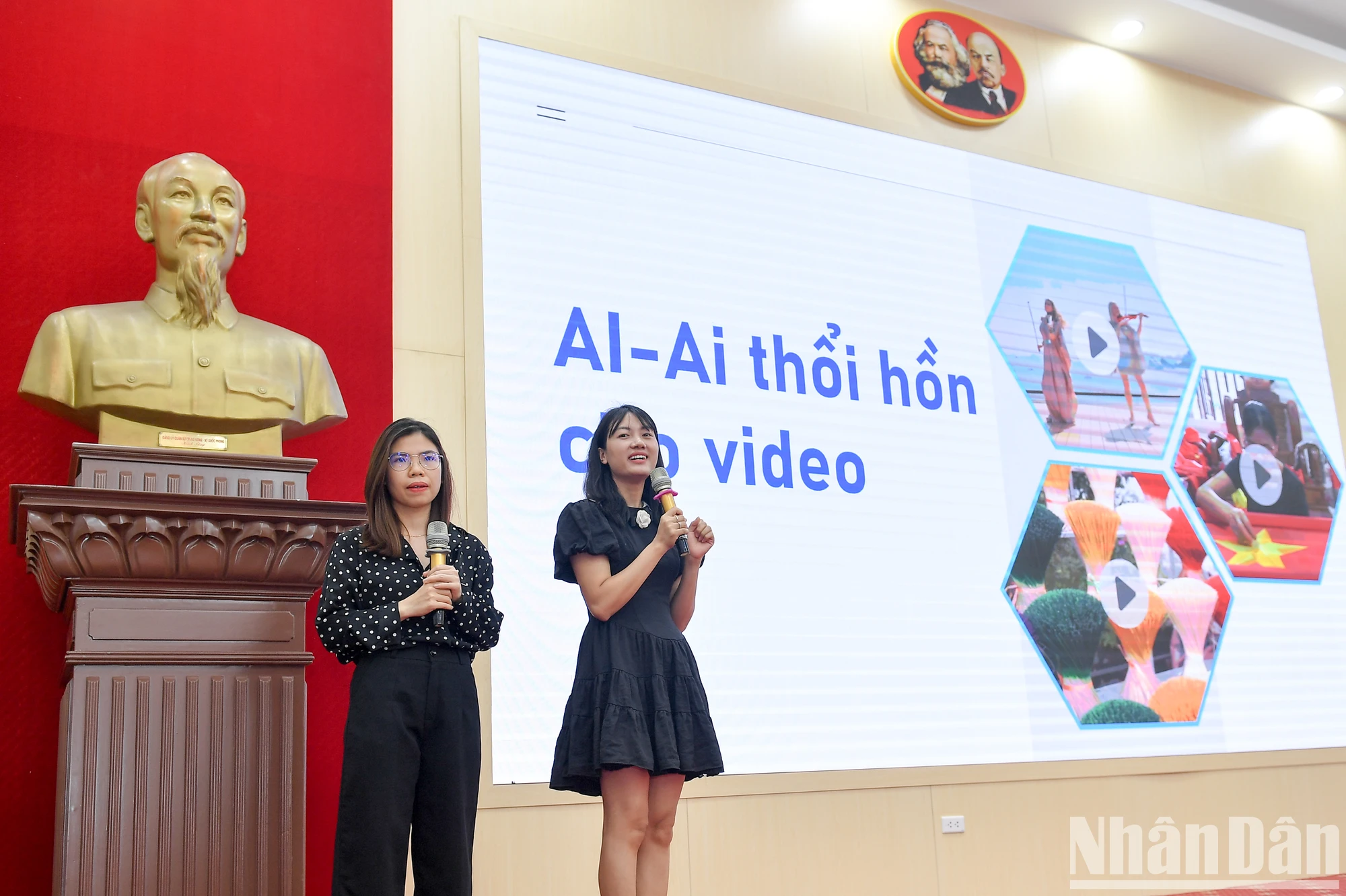 Hai đồng chí Minh Thư và Trang Ngân thuộc Phòng Tiếng nước ngoài (Ban Nhân Dân điện tử) thuyết trình sáng kiến tại sự kiện.