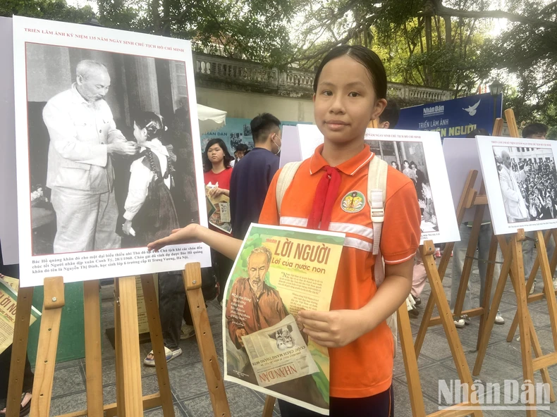 Phạm Phương Anh bên bức ảnh Chủ tịch Hồ Chí Minh đeo khăn quàng đỏ cho bà Nguyễn Thị Định.