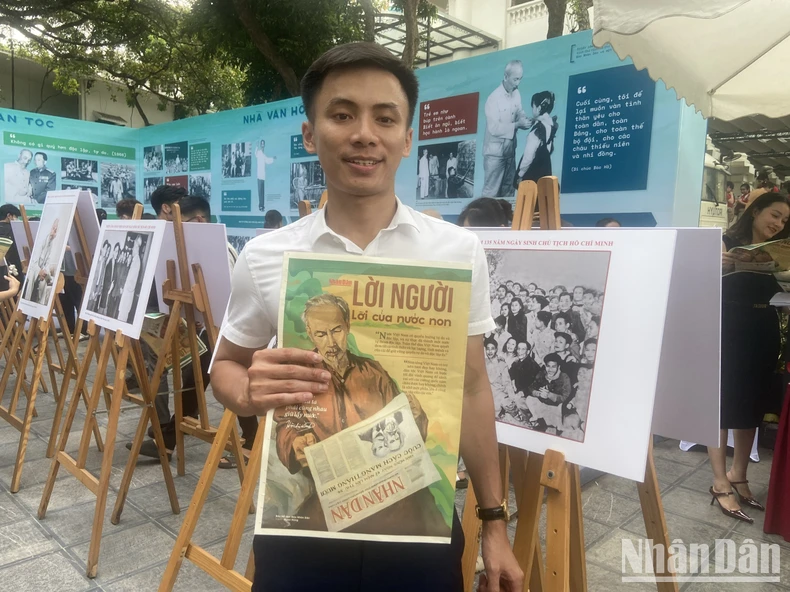 Anh Phan Văn Mạnh cùng với tờ phụ đặc biệt nhân kỷ niệm 135 năm Ngày sinh Chủ tịch Hồ Chí Minh.