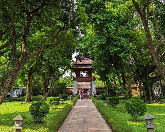 Cổng Đại Trung Môn tọa lạc trên phố Quốc Tử Giám, quận Đống Đa, Hà Nội