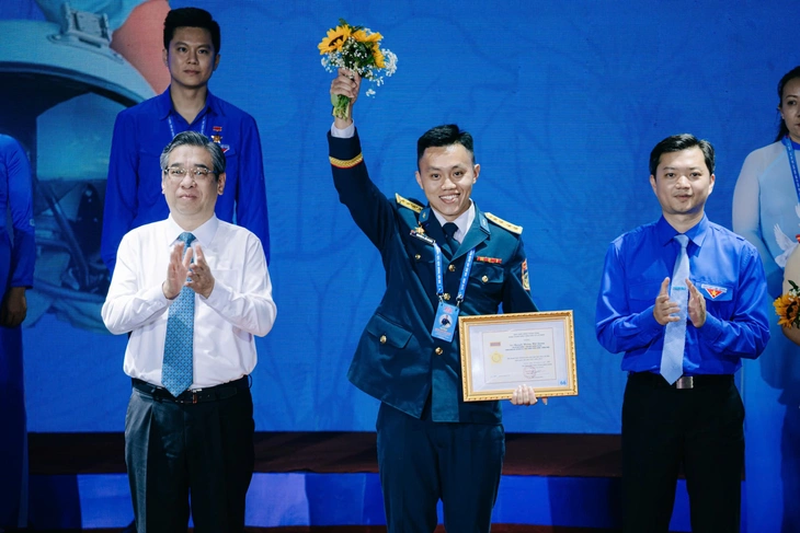 Phó phi đội trưởng - Tham mưu trưởng Phi đội 1, Trung đoàn 925, Sư đoàn 372, Quân chủng Phòng không - Không quân Nguyễn Hoàng Hải Quang nhận giấy khen - Ảnh: THANH HIỆP