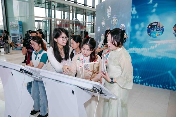 Các bạn trẻ hứng thú với Bảo tàng Báo chí ảo tại Hội Báo toàn quốc 2025