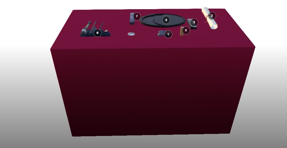 Các dụng cụ được sắp xếp gọn hàng trên một chiếc bàn nhỏ, sẵn sàng để các nghệ nhân