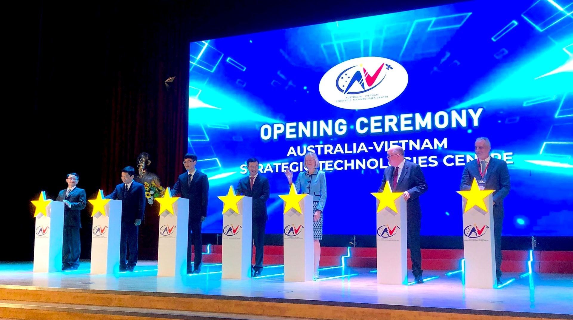 Các đại biểu nhấn nút khai trương Trung tâm Công nghệ chiến lược Úc - Việt