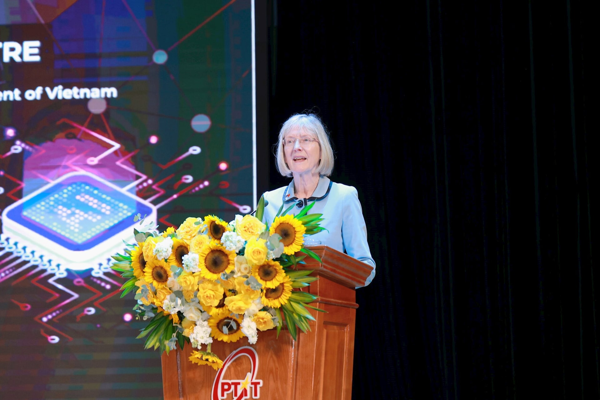 Đại sứ Úc Gillian Bird phát biểu