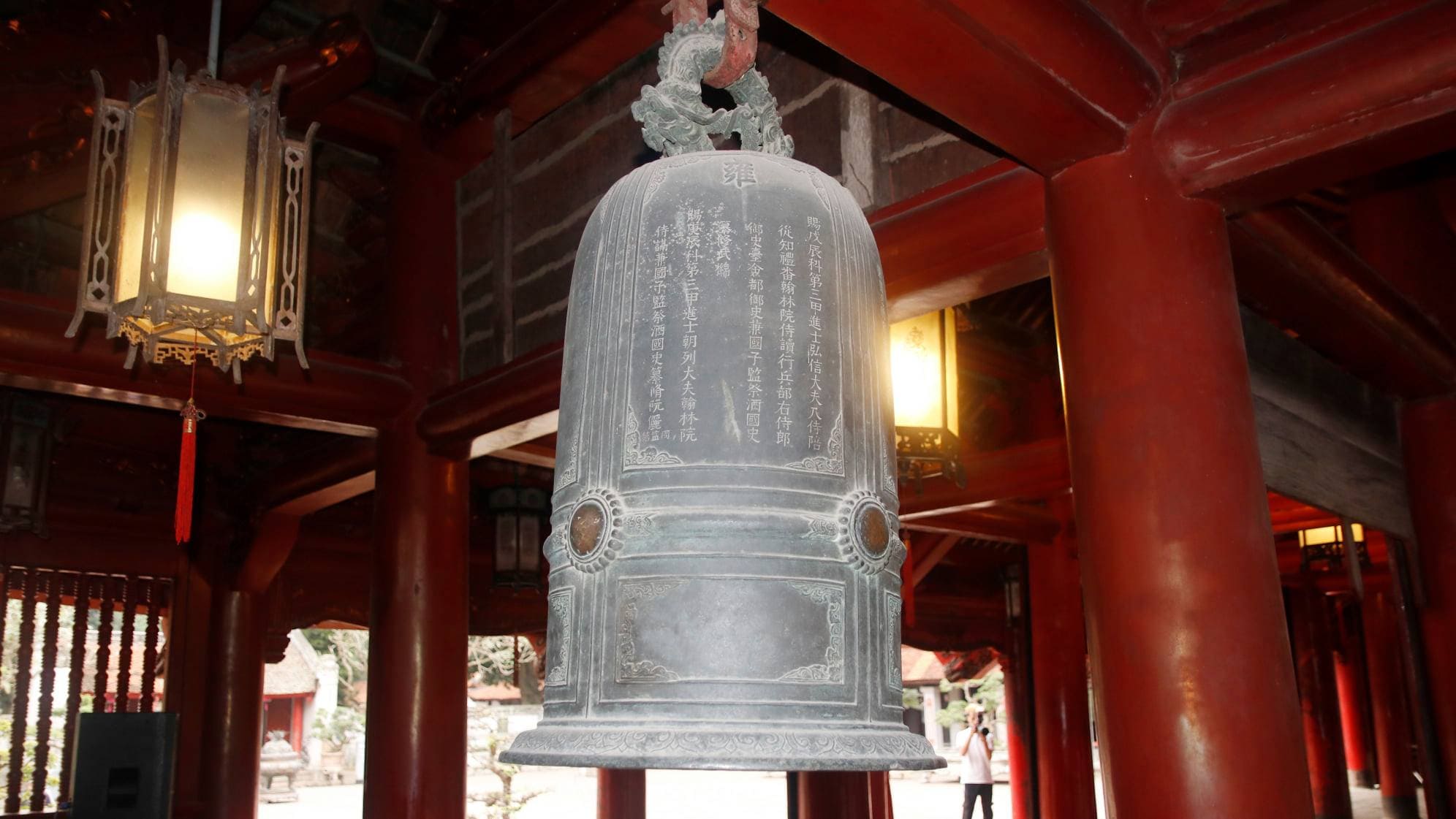 Chuông Bích Ung hay còn gọi là Bích Ung đại chung được đúc vào năm 1768 dưới triều vua Lê Hiển Tông