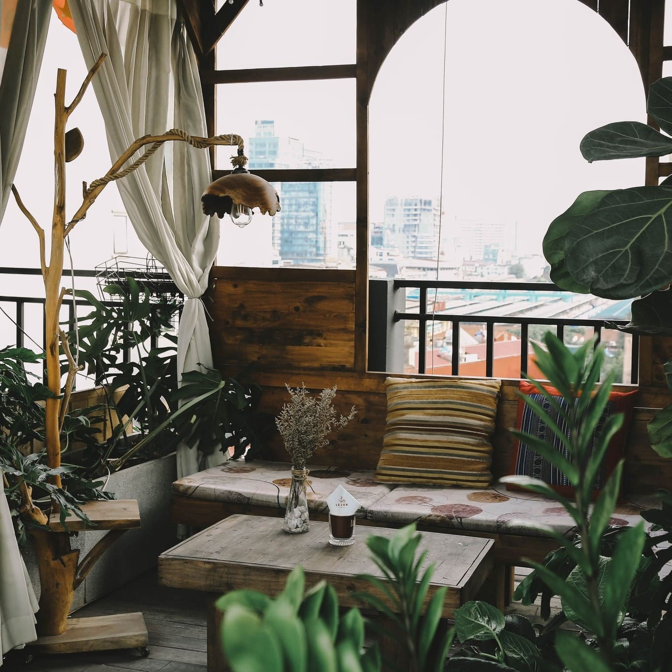 Tầng 1 – Vỉa hè chill, view đường phố sống động