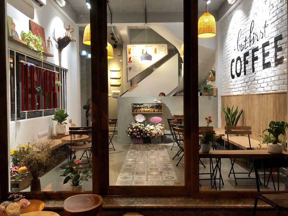 Tầng 3 – Chạm vào nắng, đắm mình trong hoa