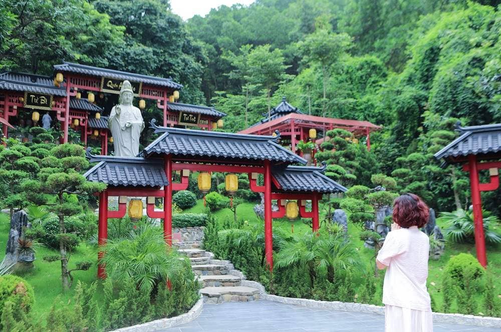 Chùa Cây Thị tọa lạc trên lưng chừng núi Ngự, phía trước là rừng già xanh mát, hai bên là núi uốn lượn tượng trưng cho Thanh Long