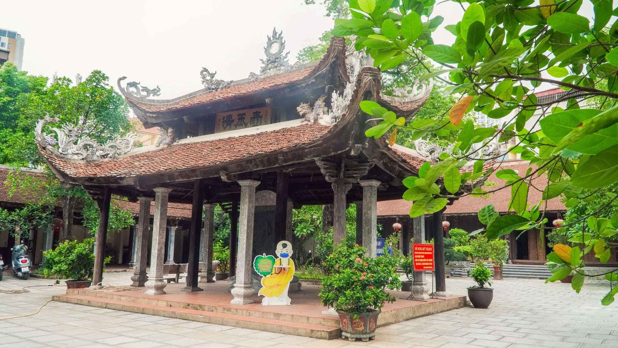 Chùa Cót, hay còn gọi là Ngọc Quán Tự, tọa lạc tại số 188 phố Yên Hòa, phường Yên Hòa, quận Cầu Giấy, Hà Nội