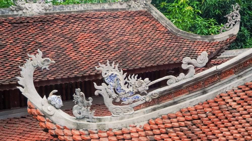 Các chi tiết như mái đao cong, ngói mũi hài, vì kèo, cửa võng, câu đối và hoành phi được chạm khắc thủ công tinh xảo