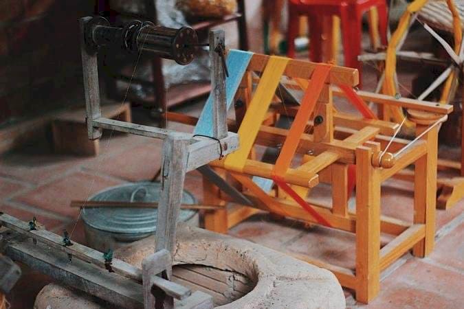 Guồng tơ là khung quay bằng gỗ được thiết kế với bánh quay và trục cuốn, giúp rút tơ từ kén tằm và xe sợi thành sợi to nhỏ, đều và mềm