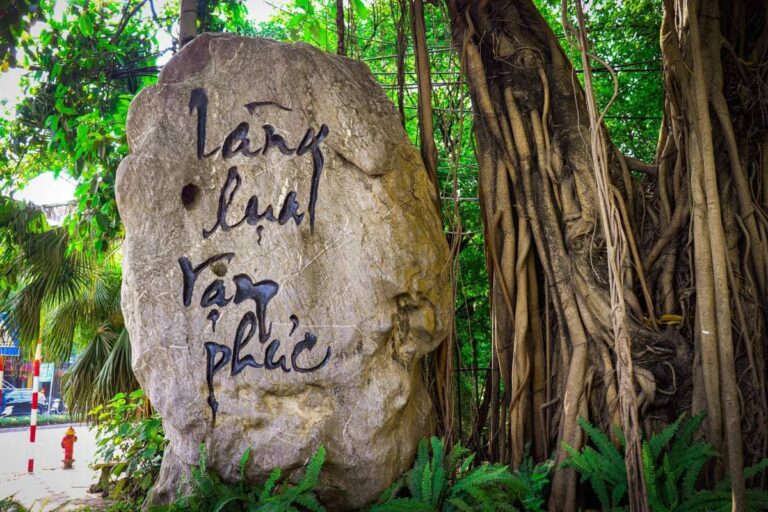 Lụa Vạn Phúc làng nghề truyền thống lâu đời nhất Việt Nam, nổi tiếng với kỹ thuật dệt lụa tơ tằm thủ công tinh xảo, góp phần gìn giữ bản sắc văn hóa dân tộc.