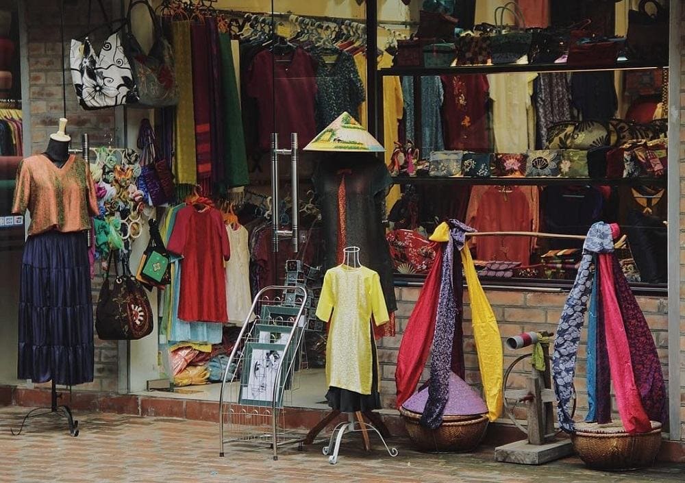 Dọc theo các lối đi trong làng là hàng loạt gian hàng bày bán lụa tơ tằm Vạn Phúc chính hiệu