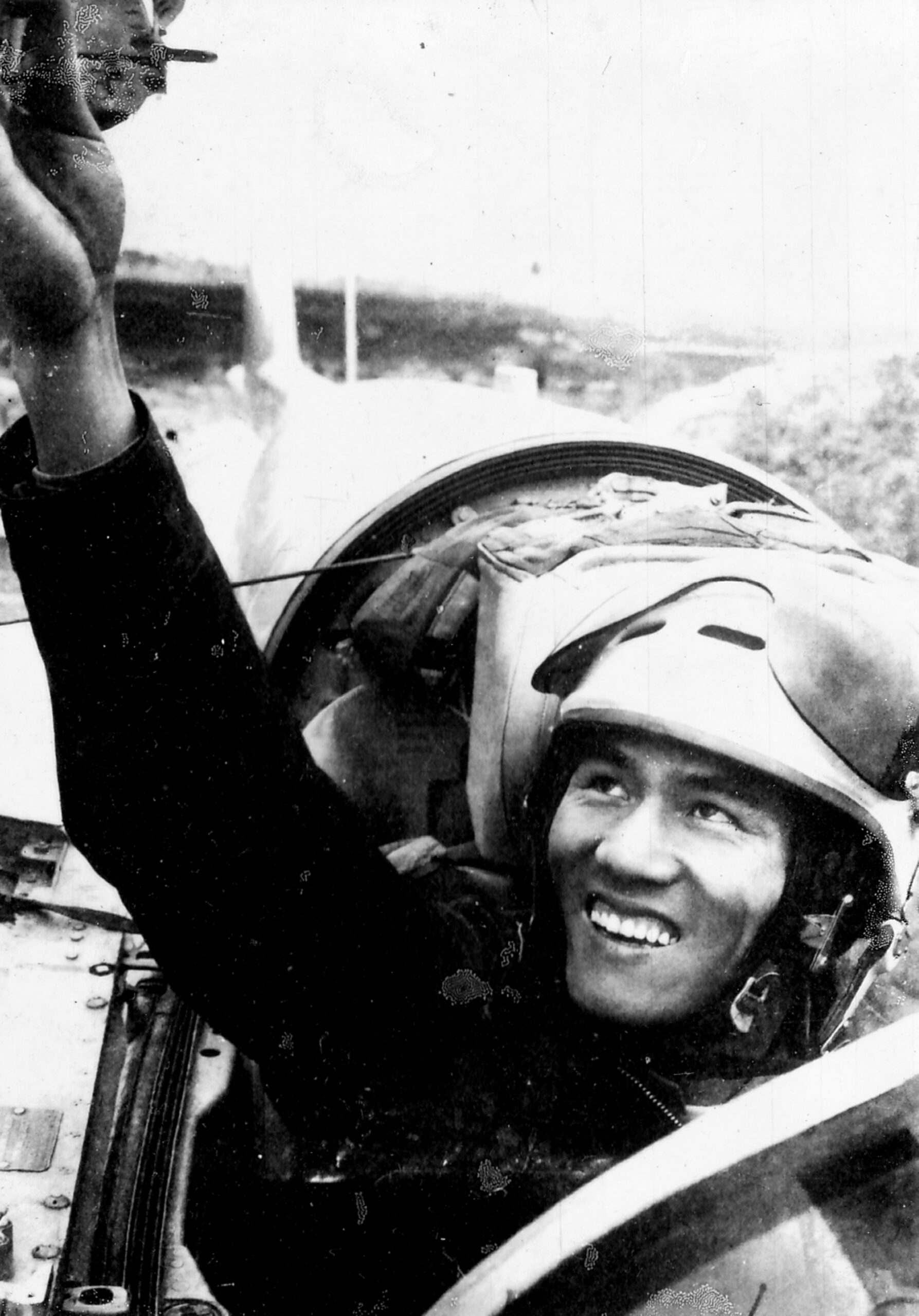Phạm Tuân bắn rơi B-52 đầu tiên của Không quân Việt Nam trở về sân bay an toàn đêm 27-12-1972.