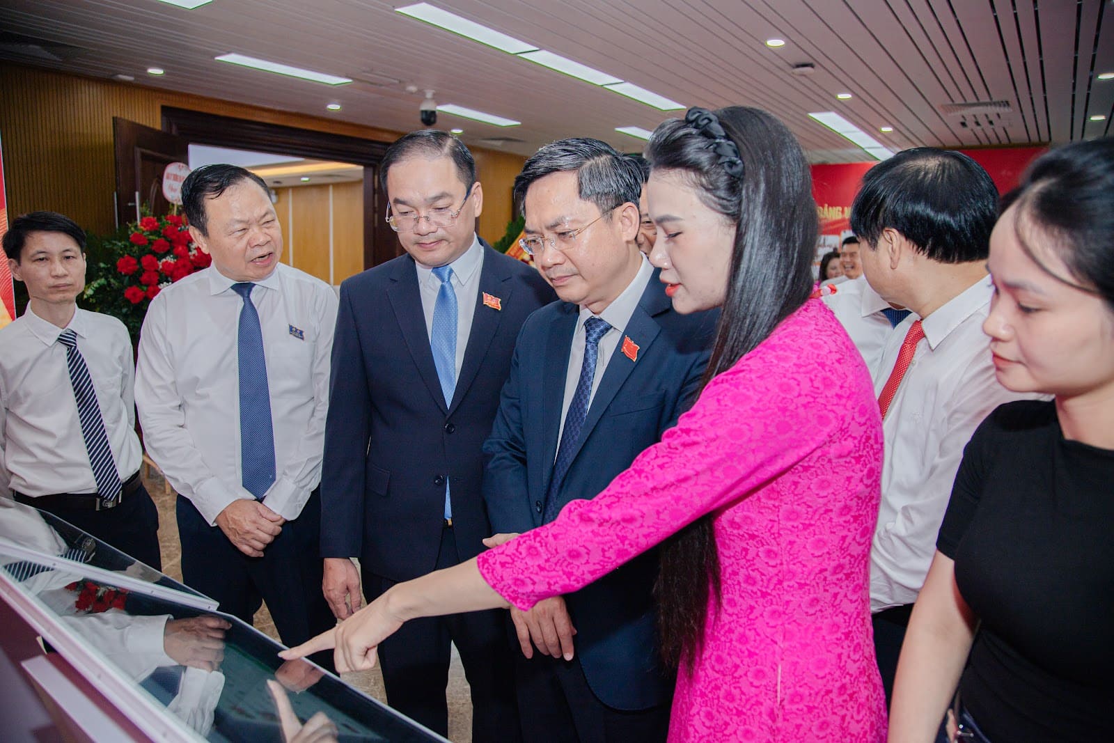 Trưởng ban Tổ chức Thành ủy Hà Nội Hà Minh Hải tham quan triển lãm "Chuyển đổi số - Tiên phong từ đảng viên". 